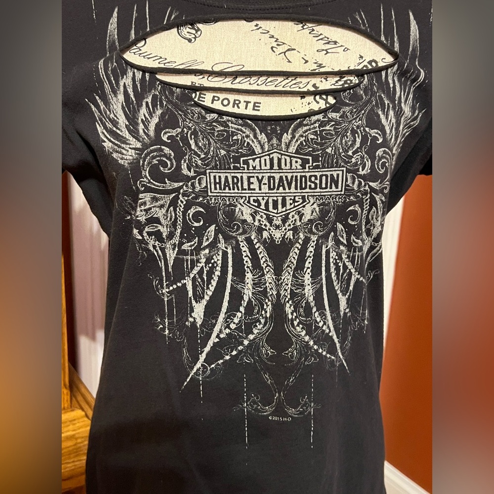Women’s Harley-Davidson® CLOSED Wisconsin Dealer Vintage S/S Distressed Tee - Picture 4 of 16